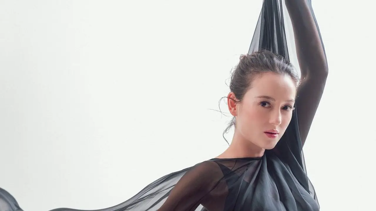 Julie Estelle Lahirkan Putri Pertama, Simak Lagi Deretan Foto Kehamilan Serba Hitam