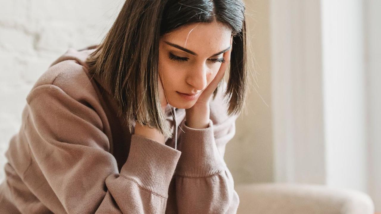 Secara umum, burnout adalah kondisi ekstrim yang terkait dengan stres kronis dan kelelahan fisik, emosional, dan mental akibat tekanan yang tinggi dalam pekerjaan atau kehidupan.
