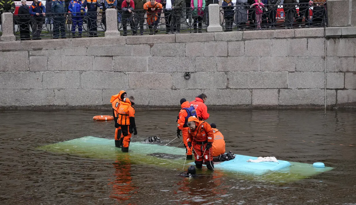 Sebuah bus berbelok dari sebuah jembatan dan terjun ke sungai pada hari Jumat di Sankt Peterburg, kota terbesar kedua di Rusia, menewaskan tujuh orang, kata para pejabat. (AP Photo/Dmitri Lovetsky)