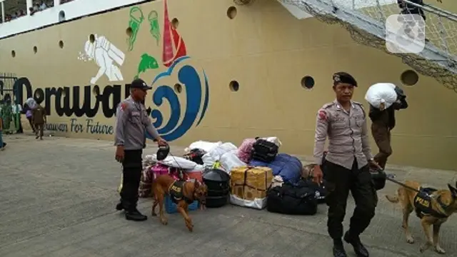Polisi Perketat Pengamanan arus balik lebaran di Pelabuhan Soekarno Hatta, Makassar (Liputan6.com/ Eka Hakim)