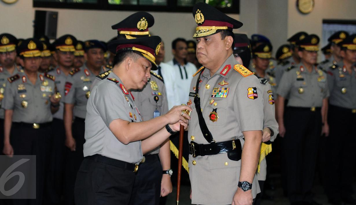 Kapolri Jenderal Pol Tito Karnavian (kiri) memasang tanda jabatan pada Komjen Pol Syafruddin sebagai Wakapolri di Mabes Polri, Jakarta, Sabtu (10/9). Komjen Pol Syafruddin menggantikan Budi Gunawan yang menjadi Ka BIN . (Liputan6.com/Helmi Fithriansyah)
