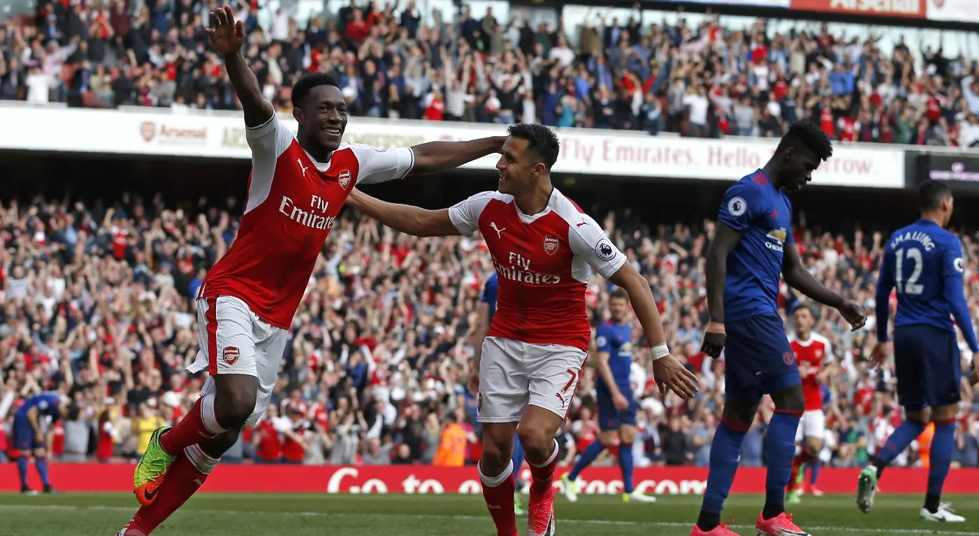 Striker Arsenal, Danny Welbeck (kiri) saat merayakan golnya ke gawang Manchester United dalam laga lanjutan Premier League, di Stadion Emirates, Minggu (7/5/2017). (AFP/Ian Kington). 