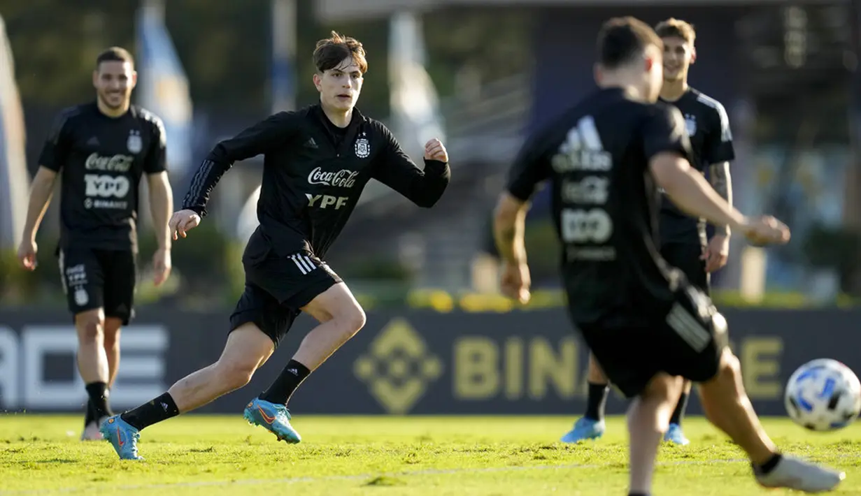 Pemain Argentina Alejandro Garnacho berlari saat sesi latihan sebelum melawan Venezuela pada pertandingan sepak bola kualifikasi Piala Dunia 2022 di Buenos Aires, Argentina, 23 Maret 2022. (AP Photo/Natacha Pisarenko)