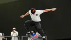 Atlet skateboard Indonesia Basral Graito Hutomo menunjukkan aksinya dalam persaingan final nomor street putra Asian Games 2026 di Aichi Sky Expo, Tokoname, Jepang, Minggu (27/9/2026). Basral finis di peringkat keempat setelah mengoleksi 151,41 poin. (AP Photo/Dita Alangkara)