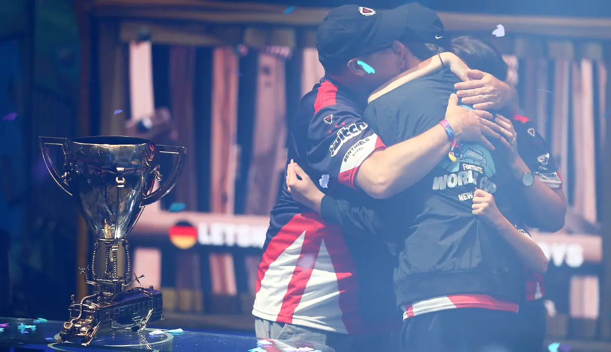 Kyle Giersdorf alias Bugha merayakan kemenangannya pada turnamen game Piala Dunia Fornite kategori tunggal di Arthur Ashe Stadium, New York, Minggu (28/7/2019). Sebanyak 40 juta pemain bertanding di babak kualifikasi dalam kompetisi online yang berlangsung 10 minggu. (Mike Stobe/Getty Images/AFP)
