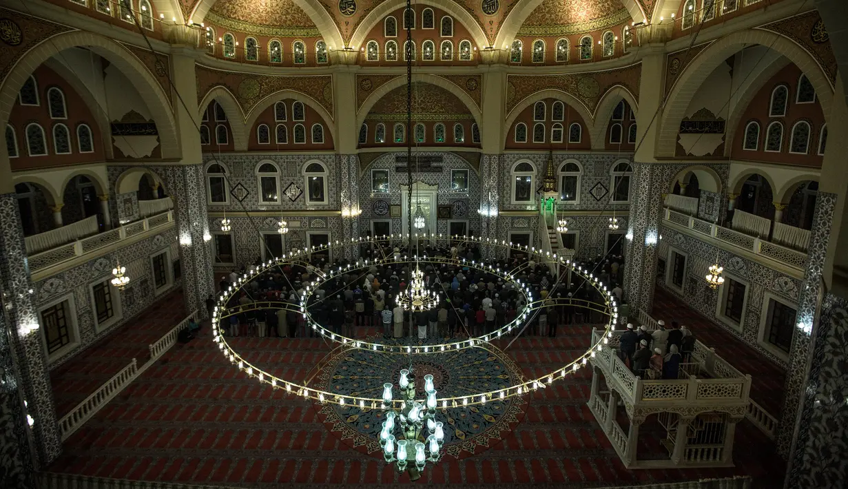 Suasana salat tarawih malam pertama Ramadan 1439 H di Masjid Nizamiye di Midrand, Johannesburg, Afrika Selatan (16/5). Nama masjid ini terinspirasi oleh Nizamiye Madrasahs abad ke-11. (AFP Photo/Gulshan Khan)