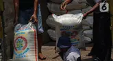 Pekerja mengangkut beras untuk dijual di Pasar Kebayoran Lama, Jakarta, Selasa (26/9/2023). (Liputan6.com/Angga Yuniar)
