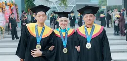 Ashanty saat Wisuda Menyandang Gelar Doktor bersama Anang dan Azriel. [@ashanty_ash]