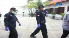 Sejumlah petugas internal dan PPSU membersihkan puing-puing sisa kebakaran di Museum Bahari, Jakarta.
