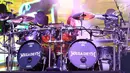 Drummer Megadeth, Dirk Verbeuren beraksi di atas panggung Jogjarockarta 2018 di Stadion Kridosono, Yogyakarta (27/10). Sekitar 15 ribu penonton yang memadati Stadion menyaksikan Band thrash metal tersebut. (Fimela.Com/Bambang E.Ros)