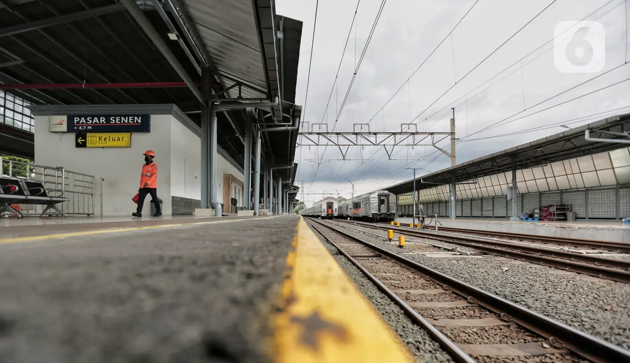 Suasana Stasiun Pasar Senen, Jumat (24/4/2020). Terkait larangan mudik Lebaran 2020, Stasiun Pasar Senen untuk sementara tidak melayani keberangkatan kereta jarak jauh dari tanggal 24 sampai 30 April 2020 mendatang. (Liputan6.com/Johan Tallo)