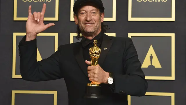 Troy Kotsur dalam Piala Oscar 2022. (Jordan Strauss/Invision/AP)