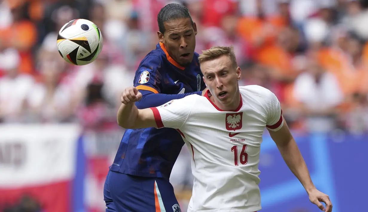 Bek sekaligus kapten Timnas Belanda, Virgil van Dijk (kiri) berduel udara dengan striker Timnas Polandia, Adam Buksa pada laga Grup D Euro 2024 di Volksparkstadion, Hamburg, Jerman, Minggu (16/6/2024). (AP Photo/Ebrahim Noroozi)
