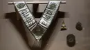 Sebuah kerah masonik juga terlihat di pameran "La franc-maconnerie" (Freemasonry) di Perpustakaan Nasional Perancis (BnF), Paris, (11/4). Freemasonry adalah sebuah organisasi  pada abad ke-16 hingga awal abad ke-17. (REUTERS / Benoit Tessier)