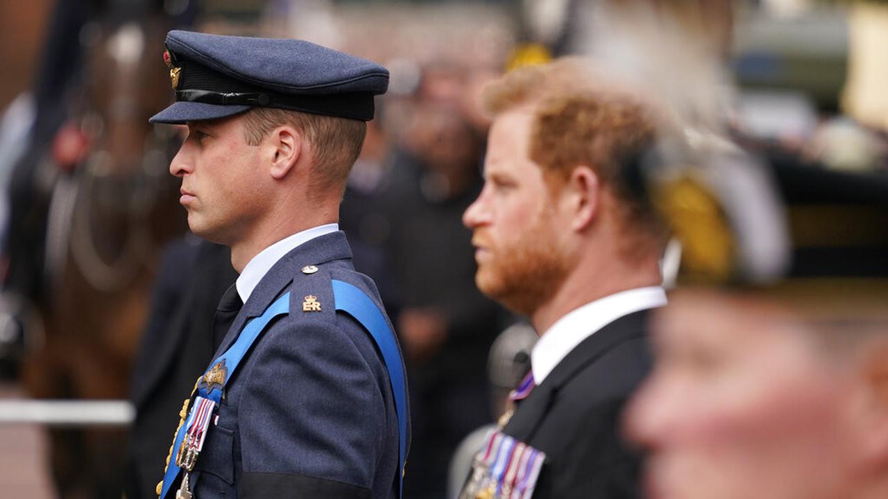 Pangeran William dan Pangeran Harry di pemakaman Ratu Elizabeth II. (Foto: AP Photo/Alberto Pezzali)