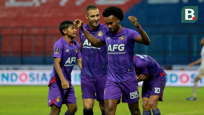 aksi sosial persik dan yayasan afg donasikan 100 bola untuk ssb di kediri