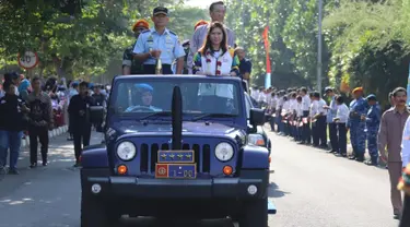 Mantan atlet bulutangkis Indonesia, Susy Susanti bersama Gubernur DIY Sri Sultan Hamengku Buwono X dan KSAU Marsekal TNI Yuyu Sutisna membawa obor Asian Games 2018 menuju Museum Dirgantara di Yogyakarta, Selasa (17/7). (Liputan6.com/HO/Dispen TNI AU)