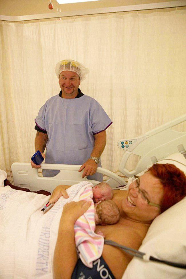 Gerri sangat gembira akan kelahiran bayi kembarnya. Ini adalah anaknya yang ke 10 dan 11 | foto: copyright dailymail.co.uk