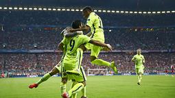 Selebrasi gol Neymar dan Luis Suarez di Nou Camp. (Reuters/Kai Pfaffenbach)