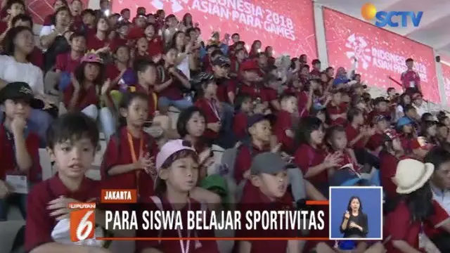 Ratusan pelajar penuhi venue akuatik di Gelora Bung Karno demi memeriahkan perhelatan Asian Para Games 2018.