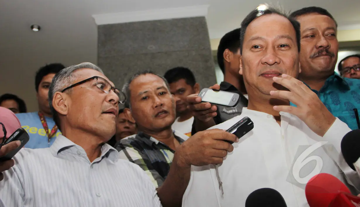 Wakil Ketua Umum Partai Golkar kubu Agung Laksono, Agus Gumiwang Kartasasmita (kanan) bersama Ketua DPP bidang Hukum Lauren Siburian (kiri) mendatangi Bareskrim Mabes Polri, Jakarta, Jumat (27/3/2015). (Liputan6.com/Helmi Afandi)