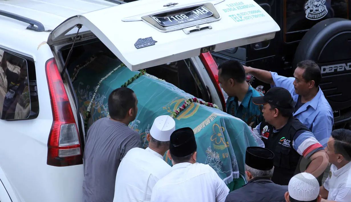 Keranda jenazah Pepeng saat akan dimasukkan ke dalam ambulandi usai disalatkan di Masjid Baiturrahman, Depok, Jawa Barat, Rabu (6/5/2015). Rencananya Pepeng akan dimakamkan di TPU Jelupang, BSD, Serpong. (Liputan6.com/Helmi Afandi)