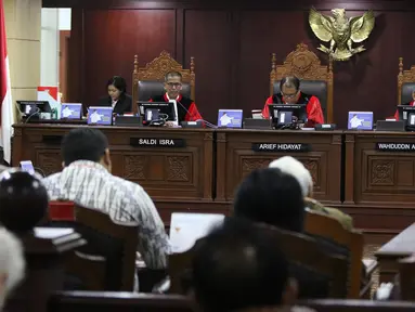 Hakim MK Arief Hidayat (tengah) saat memimpin sidang pengujian formil atas UU Republik Indonesia Nomor 19 Tahun 2019 tentang Perubahan Kedua Atas UU Nomor 30 Tahun 2002 tentang Komisi Pemberantasan Tindak Pidana Korupsi di Gedung MK, Jakarta, Senin (9/12/2019). (Liputan6.com/Herman Zakharia)