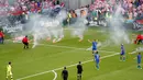Pendukung Kroasia melemparkan flare ke dalam lapangan saat laga Grup D Piala Eropa 2016 antara Kroasia melawan Republik Ceska di Stade Geoffroy-Guichard, Saint-Etienne, (18/6/2016). (Reuters/Max Rossi)