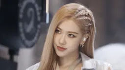 Wajah close-up Rose dengan rambut pirang lurus dihiasi kepangan sebagian. (Sumber: YouTube/BLACKPINK)