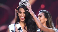 Catriona Gray menerima mahkota Miss Universe 2018. (Lillian SUWANRUMPHA / AFP)