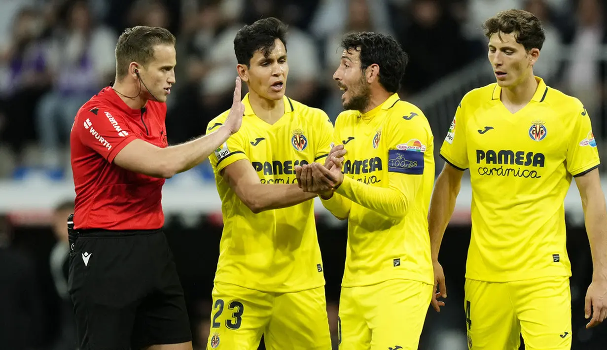 <p>Real Madrid unggul lebih dahulu karena Pau Torres mencetak gol bunuh diri pada menit ke-16. Villarreal berhasil samakan skor 1-1 usai Samuel Chukwueze manfaatkan umpan Giovani Lo Celsco dengan baik di menit ke-39. Real Madrid kembali unggul saat Vinicius Junior cetak gol di menit ke-48. Dia manfaatkan umpan Dani Ceballos. (AP Photo/Jose Breton)</p>