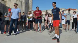 Petenis Serbia, Novak Djokovic berbicara kepada para penggemar di Zadar, Kroasia (18/6/2020). Novak Djokovic dinyatakan positif mengidap virus corona setelah mengikuti serangkaian pameran tenis yang ia selenggarakan di Serbia dan Kroasia. (AP Photo/Zvonko Kucelin)