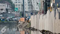 Pekerja menyelesaikan pekerjaanya saat pemasangan sheet pile di Kali Sunter, Kemayoran, Jakarta, Selasa (26/7). Pemasangan turap tersebut untuk mencegah terjadinya banjir di musim penghujan.(Liputan6.com/Yoppy Renato)
