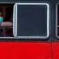 Seorang pria yang mengenakan masker sebagai pencegahan terhadap virus corona COVID-19 duduk dalam bus saat berhenti di Dharavi, Mumbai, India, Senin (14/12/2020). Kasus COVID-19 di India mencapai 9.906.484 kasus, 143.746 orang meninggal dunia, dan 9.421.795 orang sembuh. (AP Photo/Rafiq Maqbool)