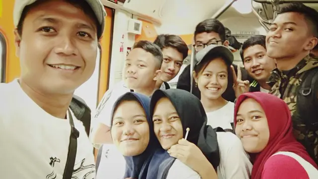Jarang Terekspos, Ini 6 Potret Tampan Lintang Fajar Adik Nikita Mirzani