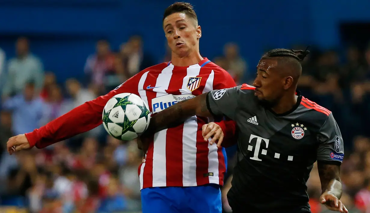 Penyerang Atletico Madrid, Fernando Torres berebut bola dengan bek Bayern Munich, Jerome Boateng pada pertandingan Liga Champions Grup D di Madrid, Spanyol, (29/9). Atletico Madrid menang atas Bayern Munchen 1-0. (Reuters/Sergio Perez)