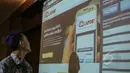 Seorang pria sedang melihat layar yang terdapat situs www.lapor.go.id saat peluncurannya di kantor Staf Kepresidenan, Jakarta, Selasa (5/5/2015). Aplikasi ini dapat diakses melalui www.lapor.go.id. (Liputan6.com/Faizal Fanani) 