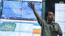 Kepala Pusat Data Informasi dan Humas BNPB Sutopo Purwo Nugroho saat memberikan penjelasan di Gedung BNPB, Jakarta, Senin (25/9). Sebelumnya telah beredar berita hoax bahwa Gunung Agung sudah meletus. (Liputan6.com/Faizal Fanani)