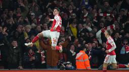 Empat gol Arsenal dicetak Gabriel Magalhaes pada menit 48, Martin Zubimendi menit 52, Leandro Trossard menit 69, dan Gabriel Jesus menit 78. Aston Villa hanya mampu membalas melalui Ollie Watkins pada menit 90+4. (AP photo/Alastair Grant)