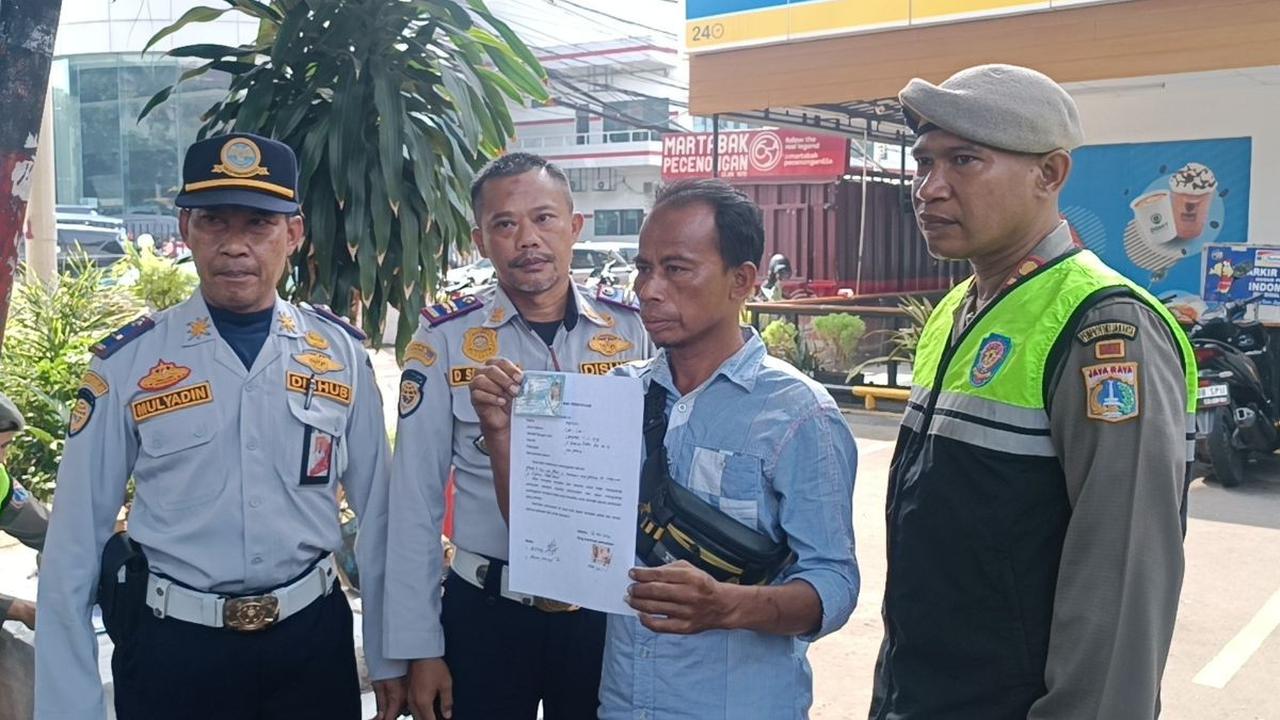 Cerita Juru Parkir Liar di Tebet, Delapan Jam Dapat Rp75.000 dan Setor ke 'Oknum