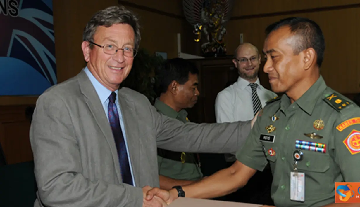 Citizen6, Jakarta: Wakapuspen TNI Brigjen TNI Suratmo didampingi oleh Mr. Adam Rutland menutup Pelatihan Operasi Media di Balai Wartawan Puspen TNI, Mabes TNI Cilangkap, Jakarta Timur, Jumat (27/7). (Pengirim: Badarudin Bakri).