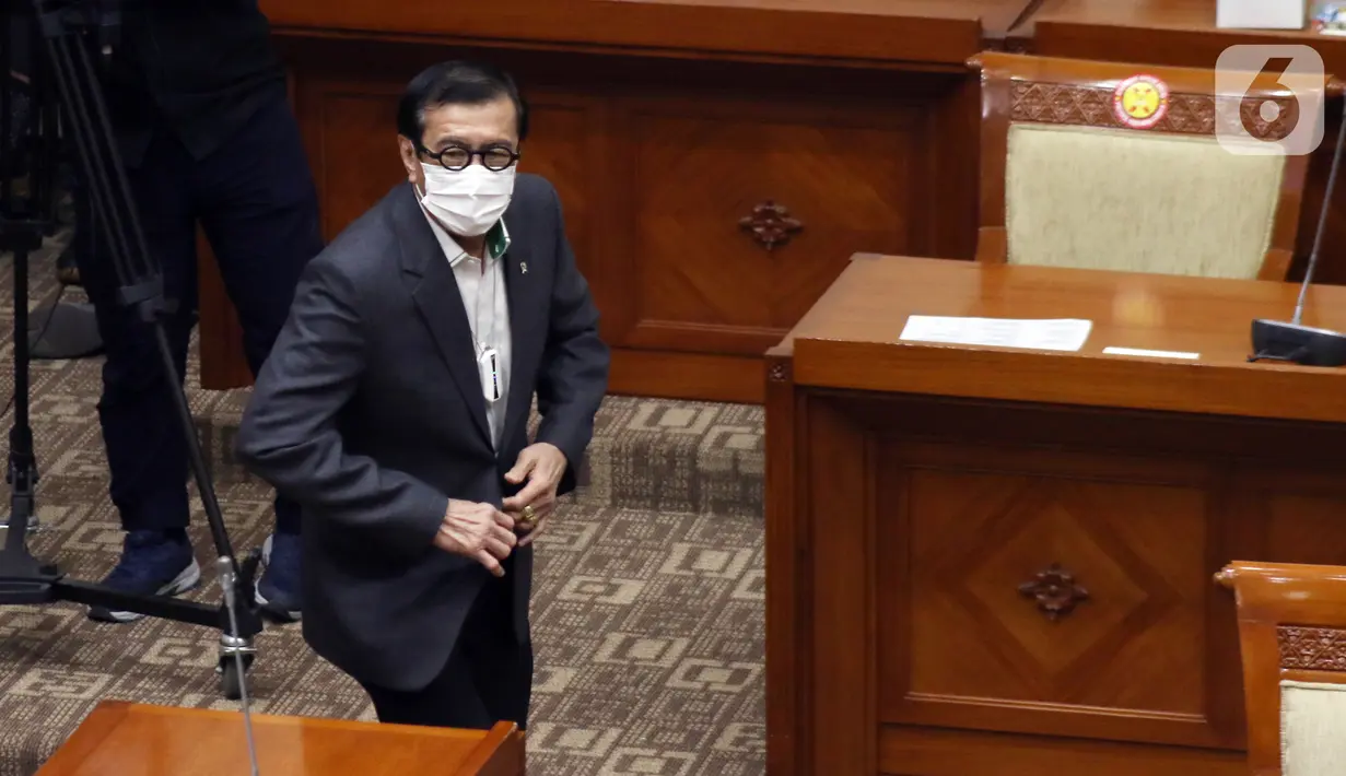 Menteri Hukum dan Hak Asasi Manusia Yasonna Laoly saat menghadiri rapat kerja dengan DPR di Jakarta, Kamis (31/3/2022). Rapat terkait amandemen Undang-Undang No.35/2009 tentang Narkotika. (Liputan6.com/Angga Yuniar)
