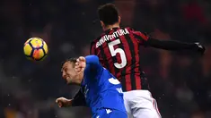 Gelandang AC Milan Giacomo Bonaventura melakukan sundulan kala menjamu Bologna dalam lanjutan pekan ke-16 Liga Italia di Stadion San Siro, Senin (11/12) dini hari. AC Milan menang tipis 2-1 atas Bologna. (AFP PHOTO / MARCO BERTORELLO)