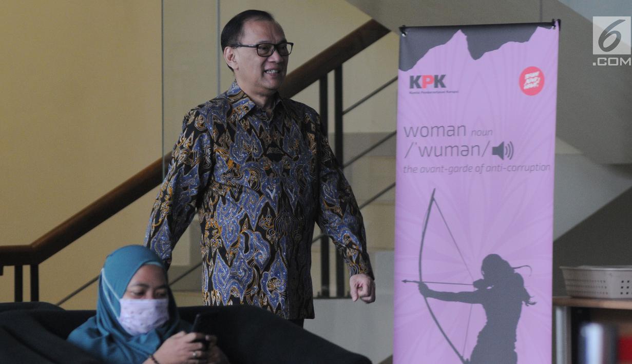 Mantan Menteri Keuangan Agus Martowardojo seusai menjalani pemeriksaan di Gedung KPK, Jakarta, Jumat (17/5/2019). Agus Martowardojo memenuhi panggilan KPK sebagai saksi kasus dugaan korupsi proyek e-KTP untuk tersangka anggota DPR Fraksi Golkar Markus Nari. (merdeka.com/Dwi Narwoko)