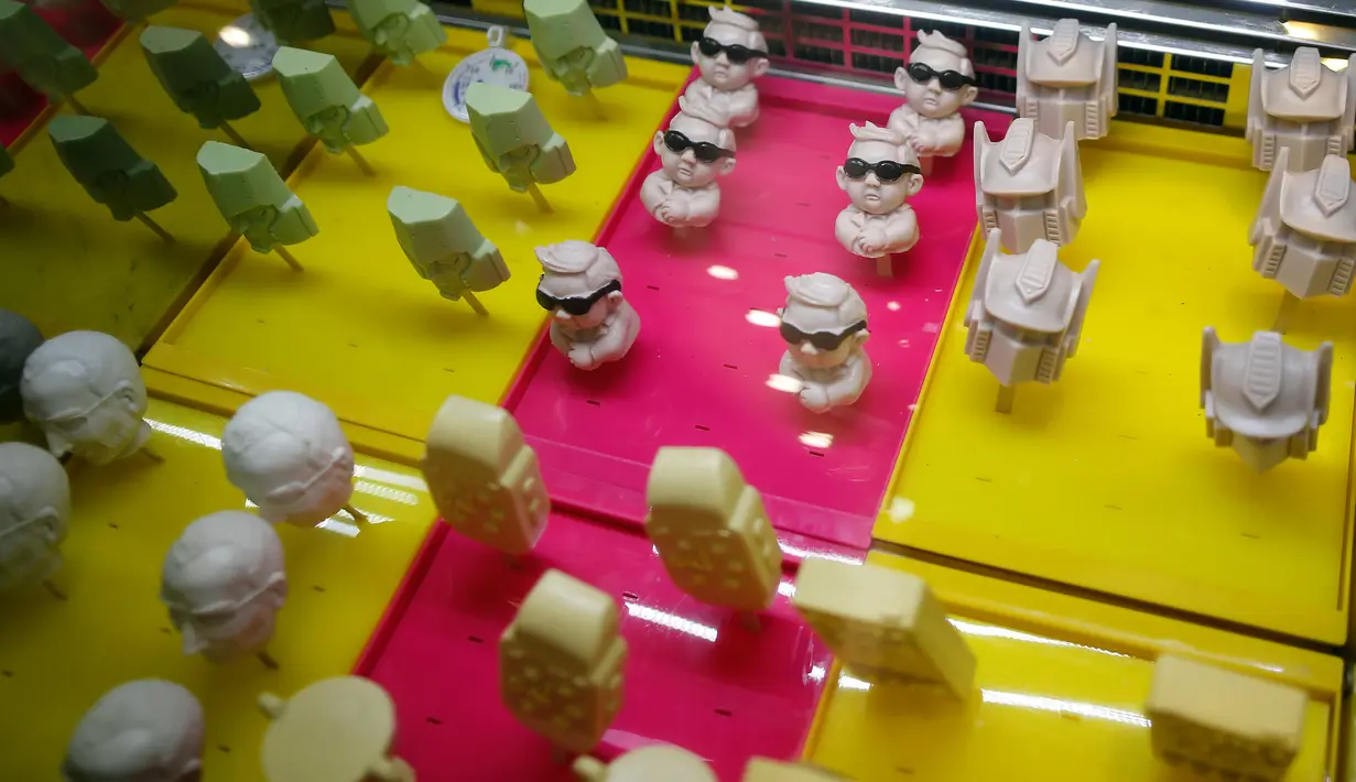 Sanpang susu rasa stroberi berbentuk es krim tiga dimensi (3D-cetak) terlihat di toko Iceason es krim di kota Shanghai, Rabu (27/4). Es krim yang dijual oleh toko Iceason ini bentuknya sangat lucu, ada robot hingga tokoh terkenal. (REUTERS/Aly Song)