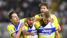 Bek Juventus, Matthijs de Ligt (kanan) bersama rekan setim merayakan gol yang dicetaknya ke gawang Spezia pada pekan kelima Serie A Liga Italia di Stadio Alberto Picco tuntas pada Kamis (23/9/2021) dini hari WIB. Juventus susah payah menang 3-2 di kandang Spezia. (Tano Pecoraro/LaPresse via AP)