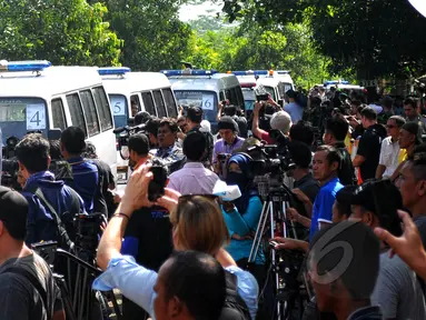 Sebanyak 12 ambulans yang mengangkut sembilan peti mati terlihat memasuki  Pulau Nusakambangan, Cilacap, Jateng, Selasa, (28/4/2015). Mobil ambulans disiapkan terkait eksekusi terhadap sembilan terpidana mati kasus narkoba. (Liputan6.com/Yoppy Renato)