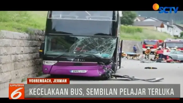 Penyebabnya sebuah mobil yang dikemudikan kakek berusia 90 tahun, tiba-tiba nyelonong ke depan bus double decker yang mengangkut 73 siswa yang berusia antara 13-15 tahun.