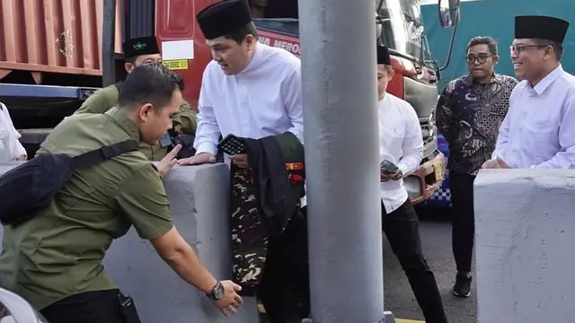 Menteri BUMN Erick Thohir berlari di Jalan tol saat hendak menghadairi Harlah 1 Abad NU di Sidoarjo
