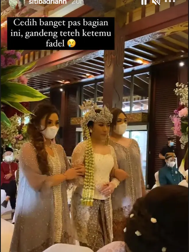 6 Potret Penampilan Siti Badriah di Pernikahan Adik Ipar, Kompak Pakai Sarimbit